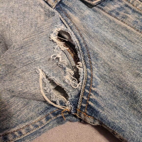 VINTAGE LEVI'S CUT-OFF DENIM JACKET - Picture 3 of 3